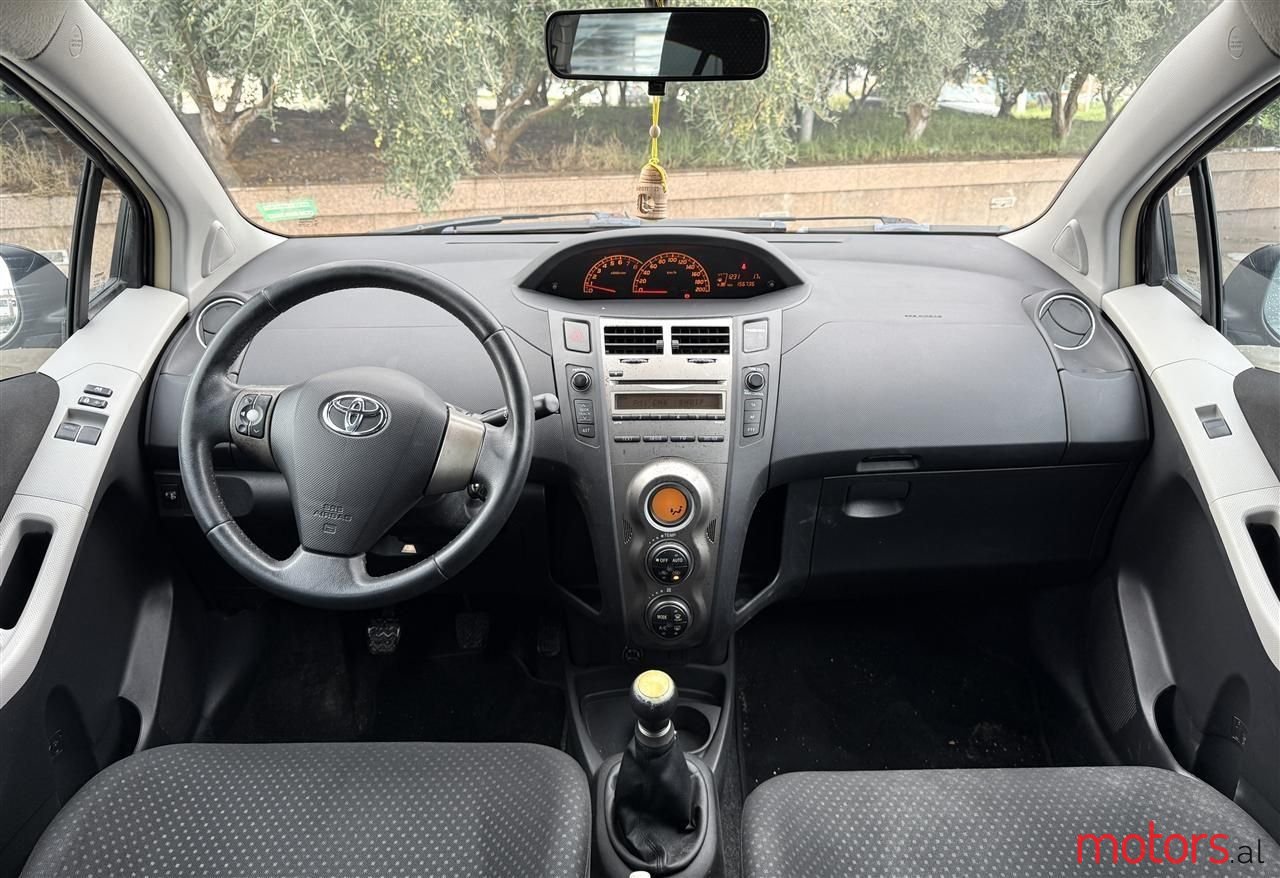 2012' Toyota Yaris photo #4