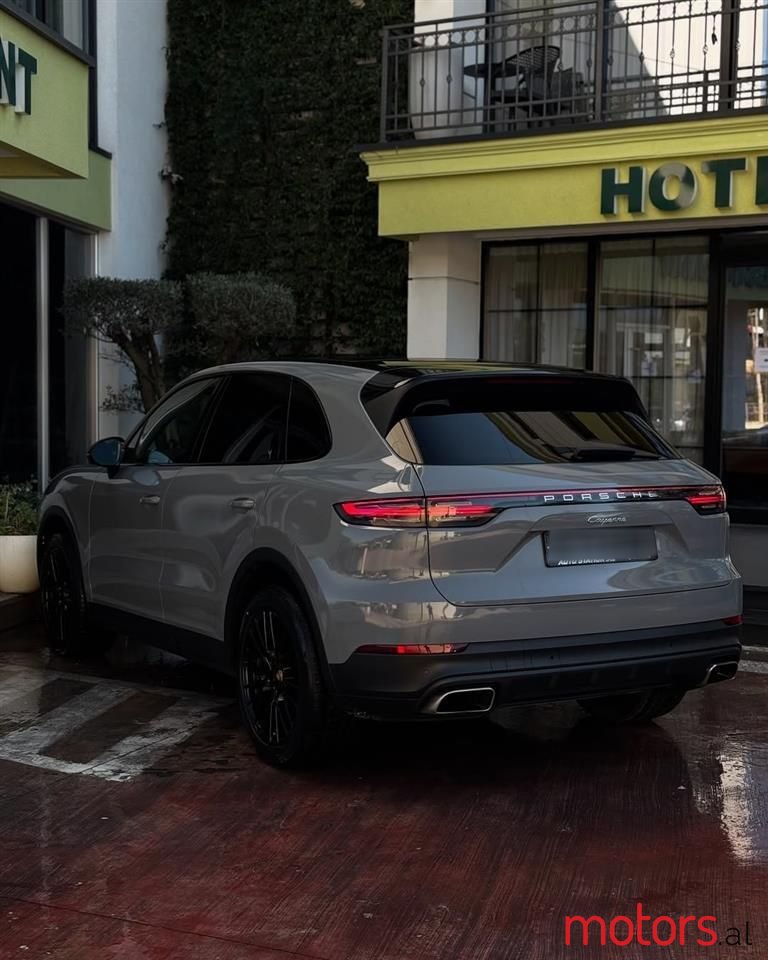 2019' Porsche Cayenne photo #2