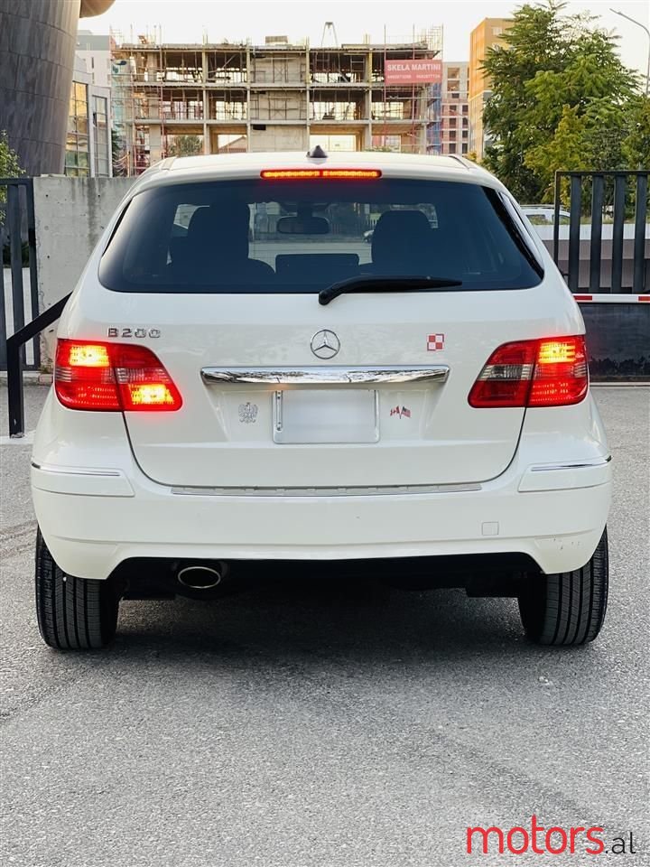 2011' Mercedes-Benz 200 photo #3