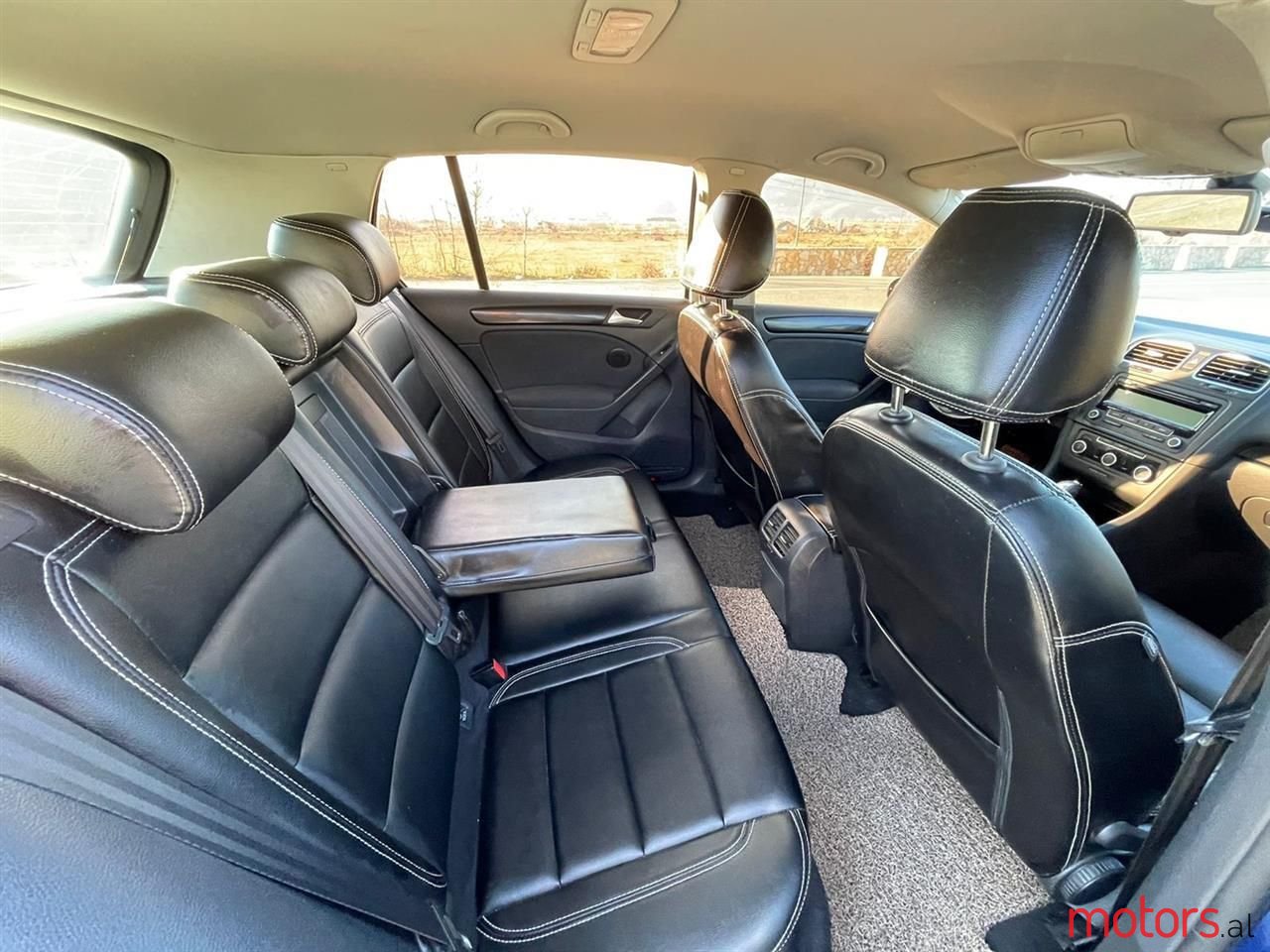 2011' Volkswagen Golf photo #4