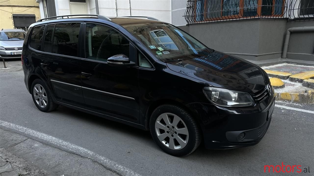 2011' Volkswagen Touran photo #3