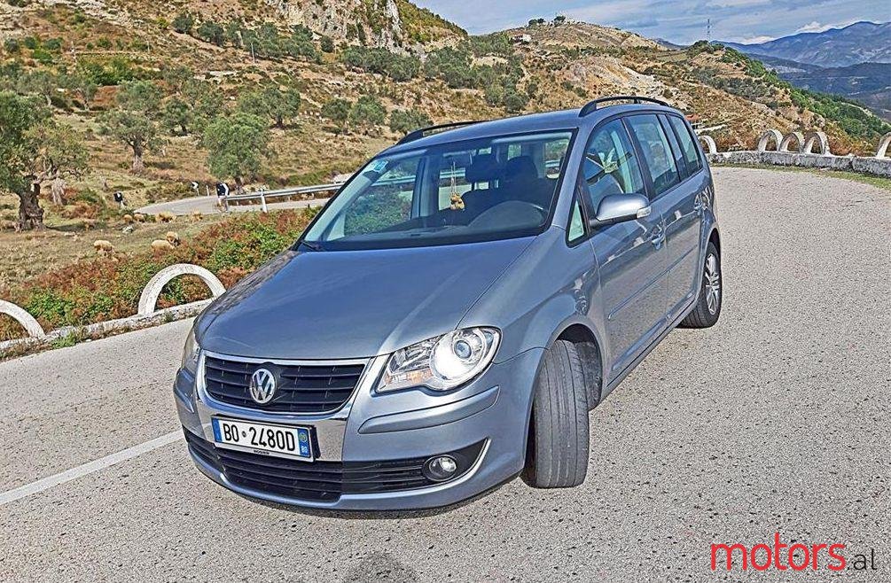 2008' Volkswagen Touran photo #1