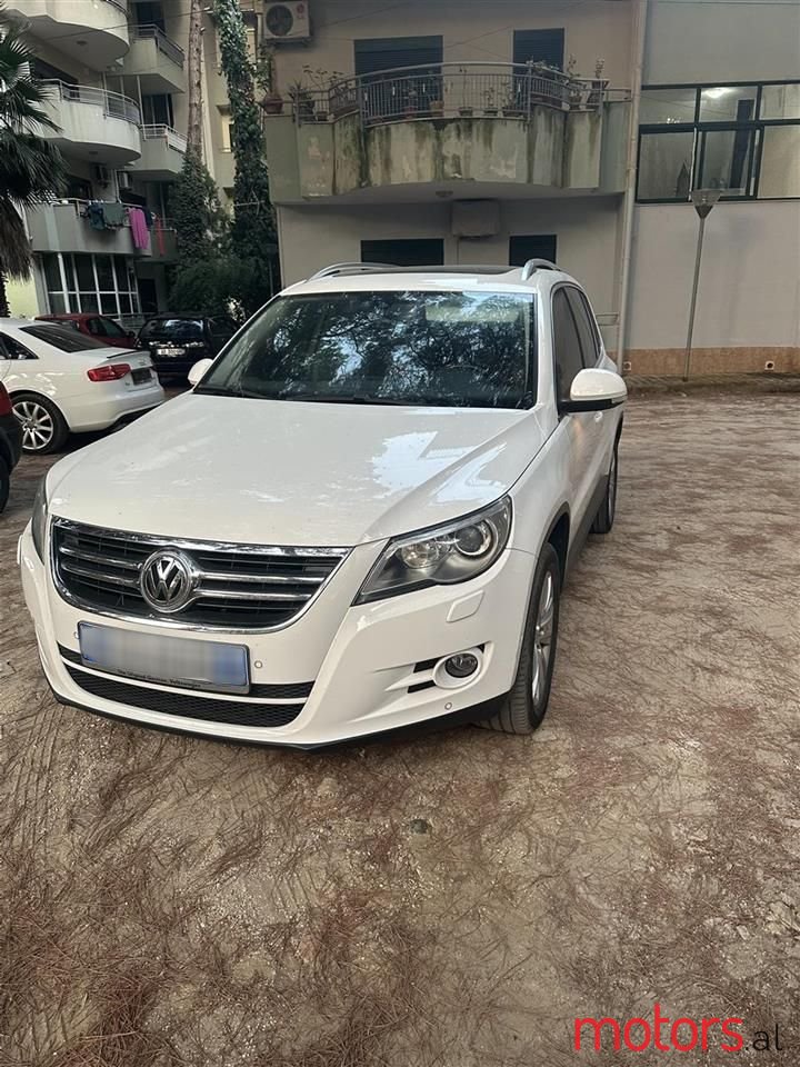 2011' Volkswagen Tiguan photo #5