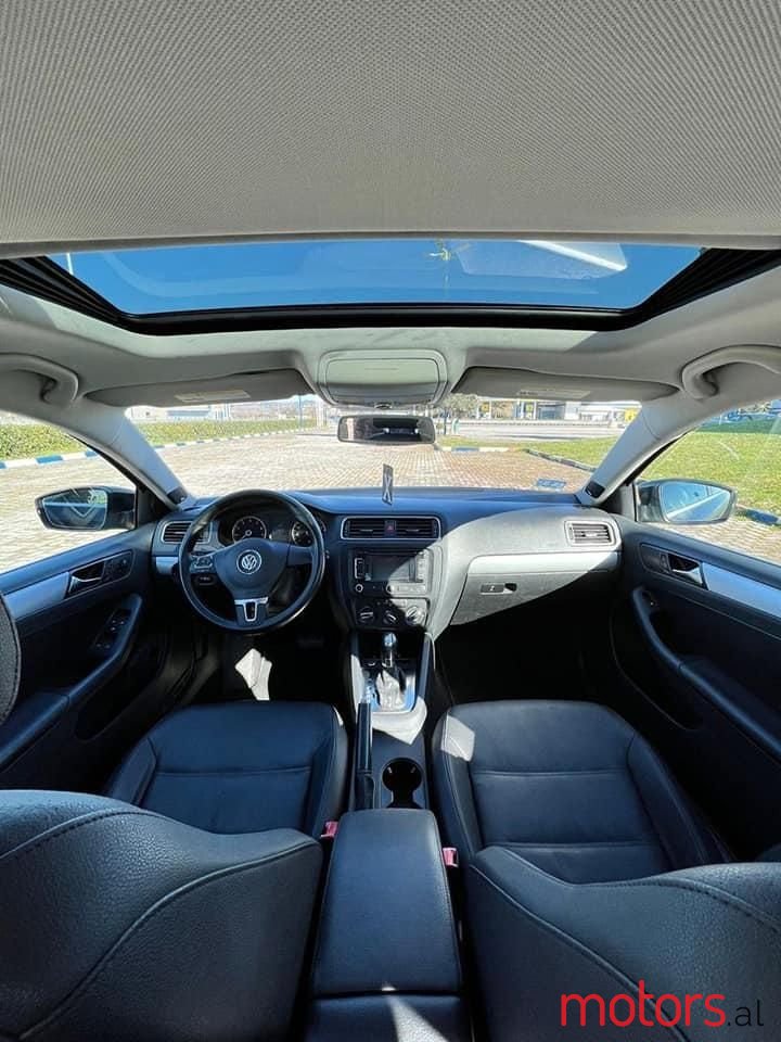 2012' Volkswagen Jetta photo #3