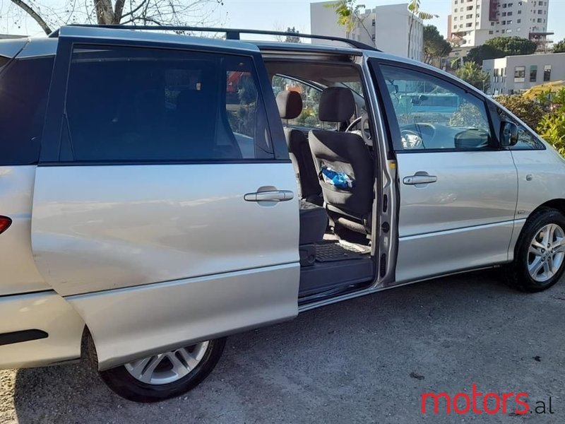 2004' Toyota Previa photo #3