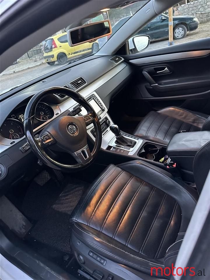 2011' Volkswagen Passat photo #3