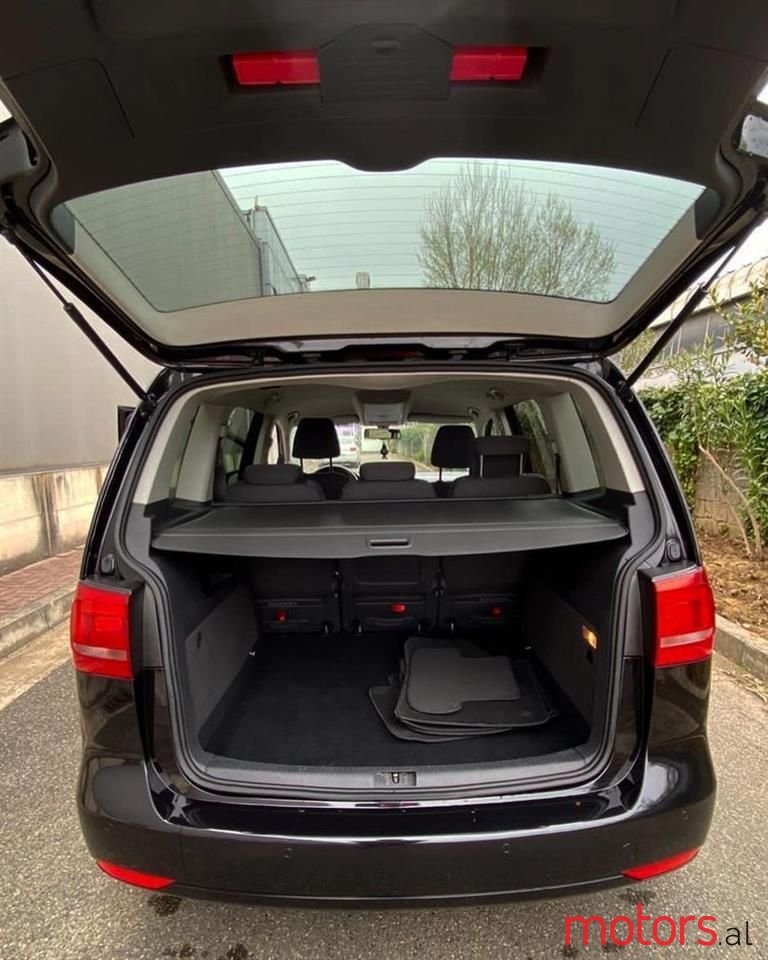 2011' Volkswagen Touran photo #5