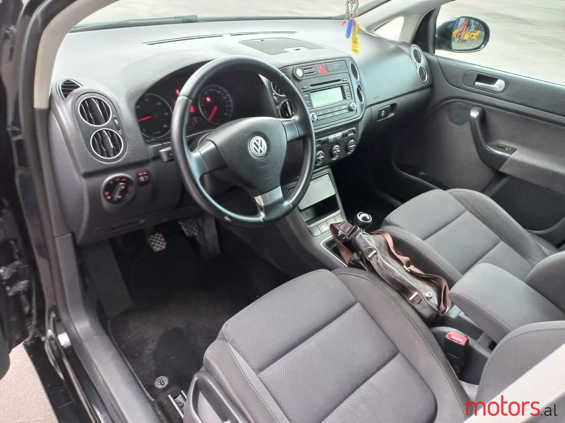 2008' Volkswagen Golf photo #5