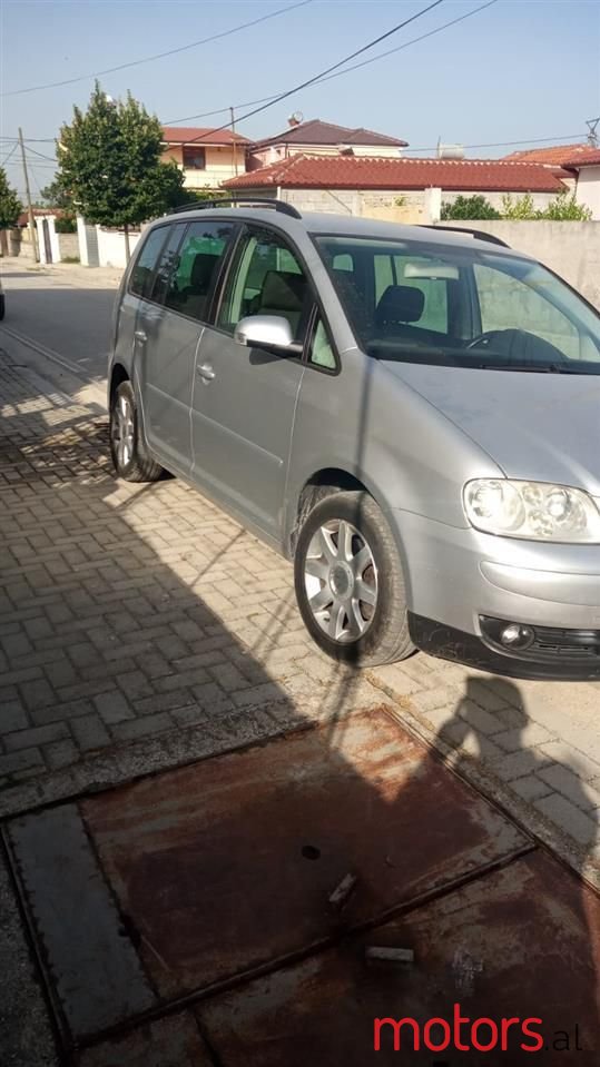 2005' Volkswagen Touran photo #1