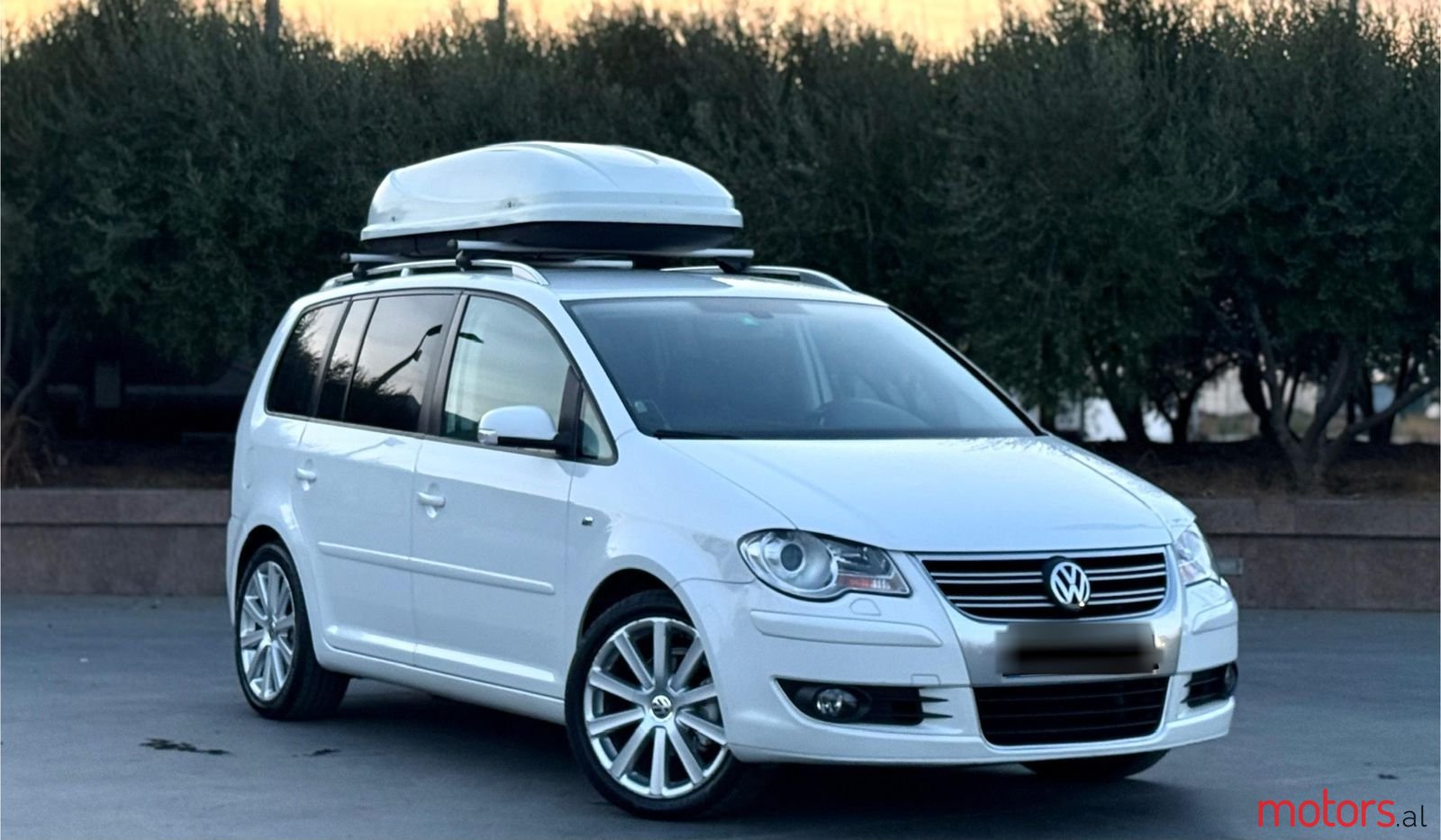 2009' Volkswagen Touran photo #1