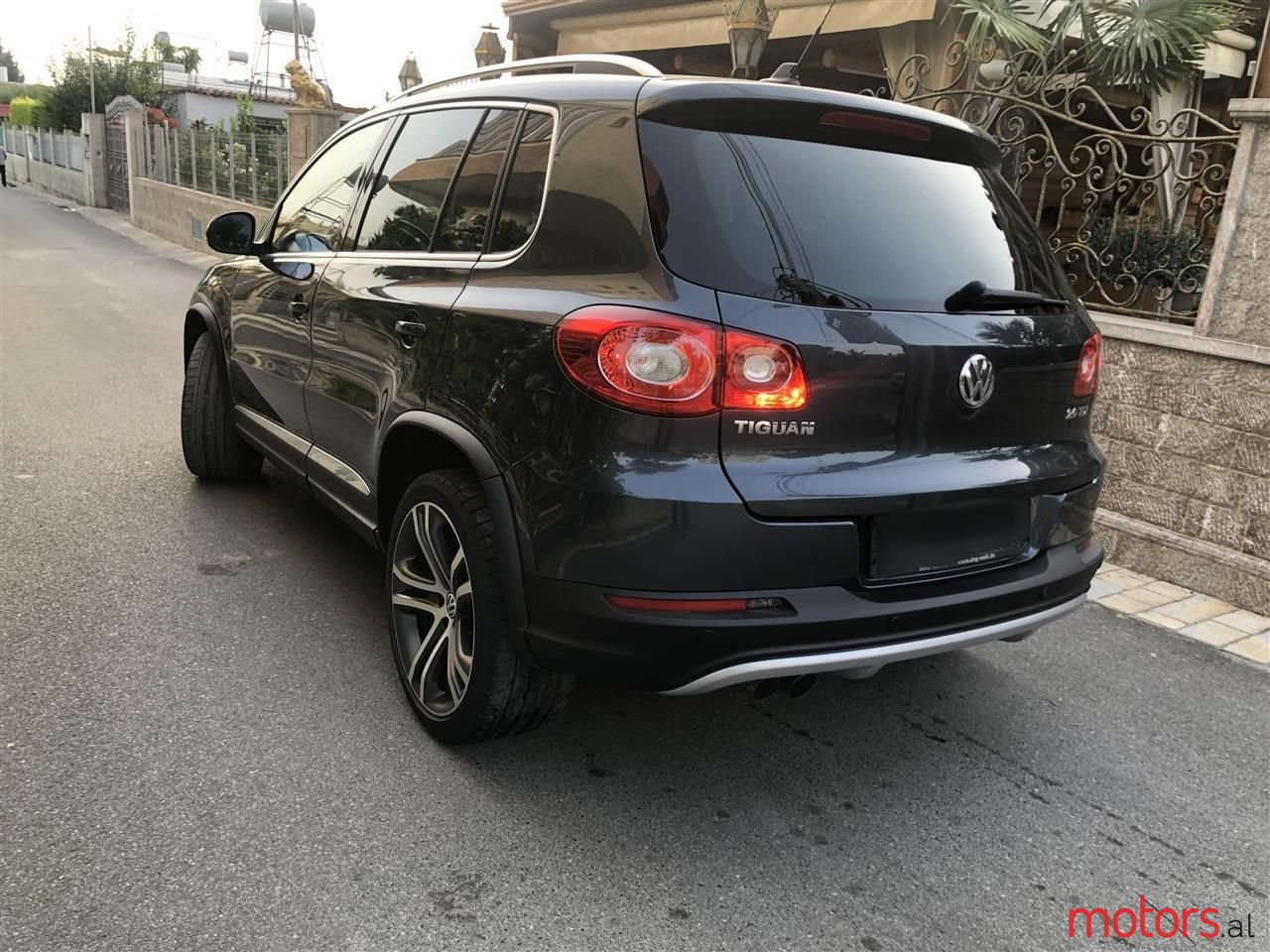 2010' Volkswagen Tiguan photo #2