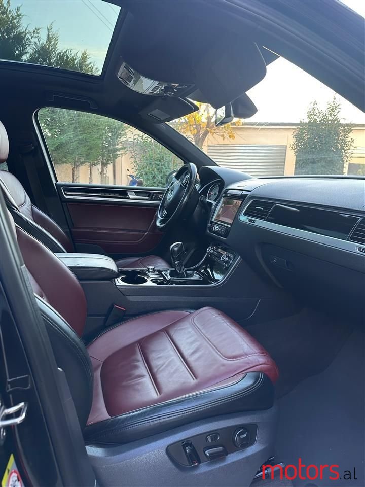 2014' Volkswagen Touareg photo #6