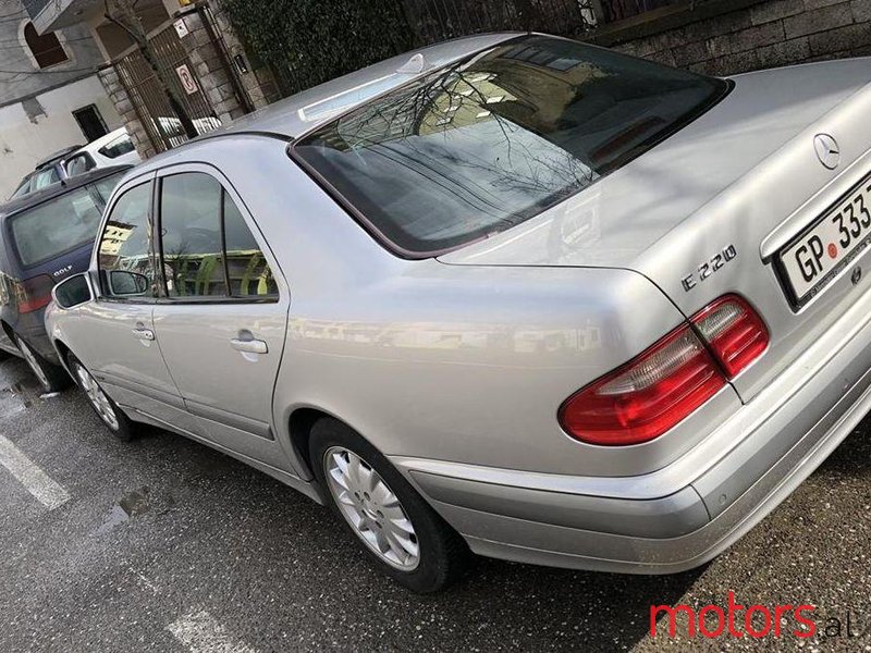 2001' Mercedes-Benz E 220 photo #1