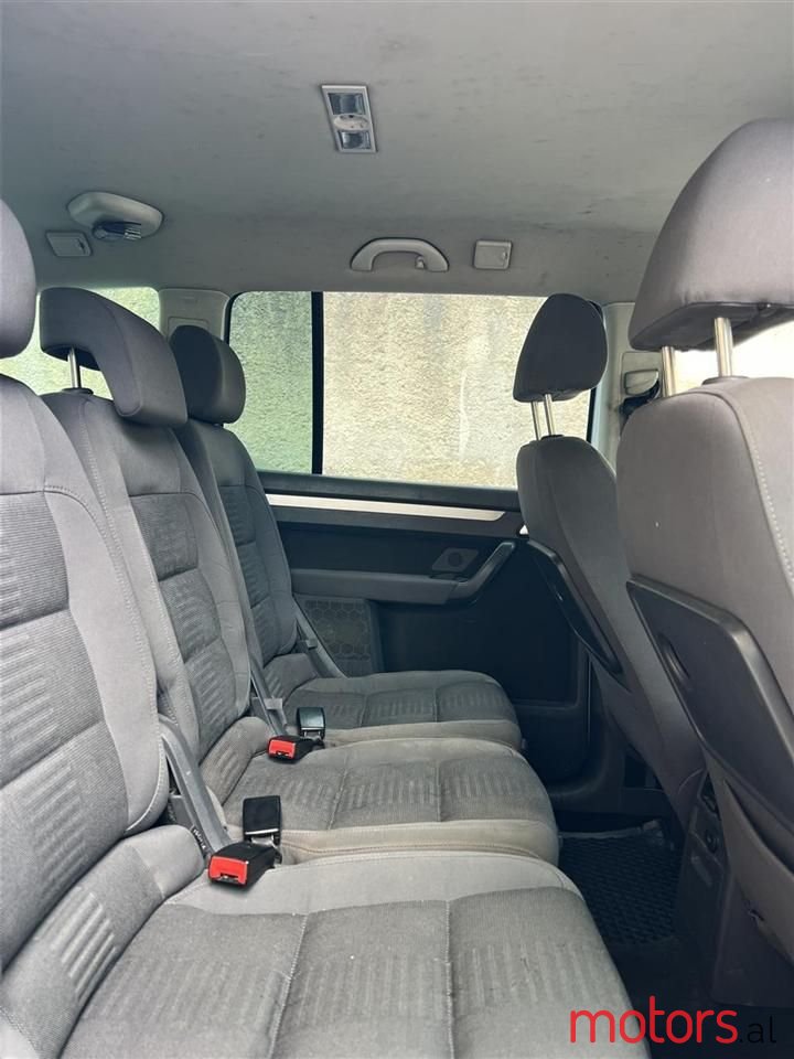 2008' Volkswagen Touran photo #6