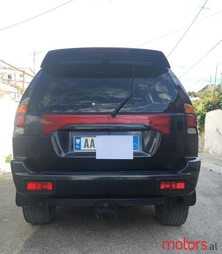 2004' Mitsubishi Pajero photo #2
