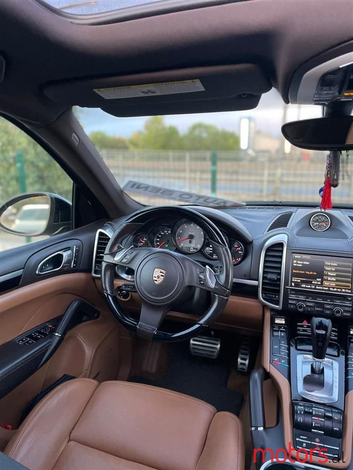 2012' Porsche Cayenne photo #3