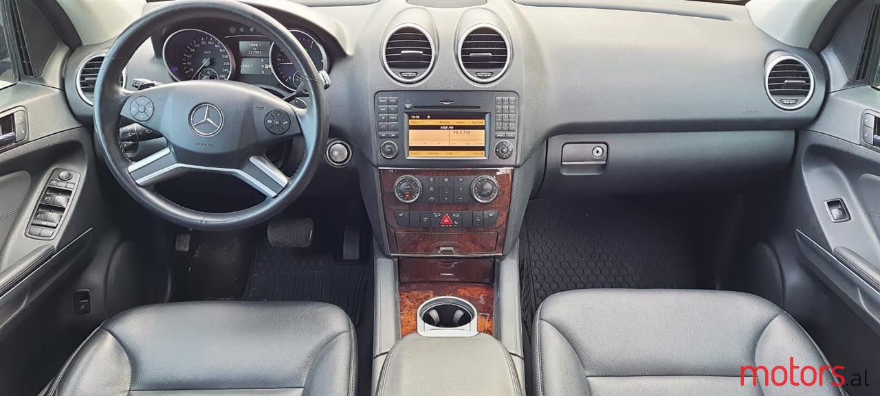 2011' Mercedes-Benz 350 photo #2