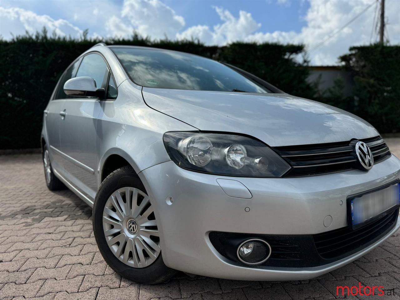 2011' Volkswagen Golf Plus photo #2