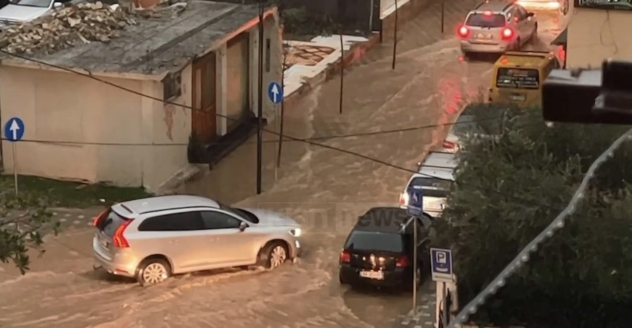Situata e reshjeve në Lezhë, ulet intensiteti i shiut, aksi Lezhë-Milot i kalueshëm nga makinat