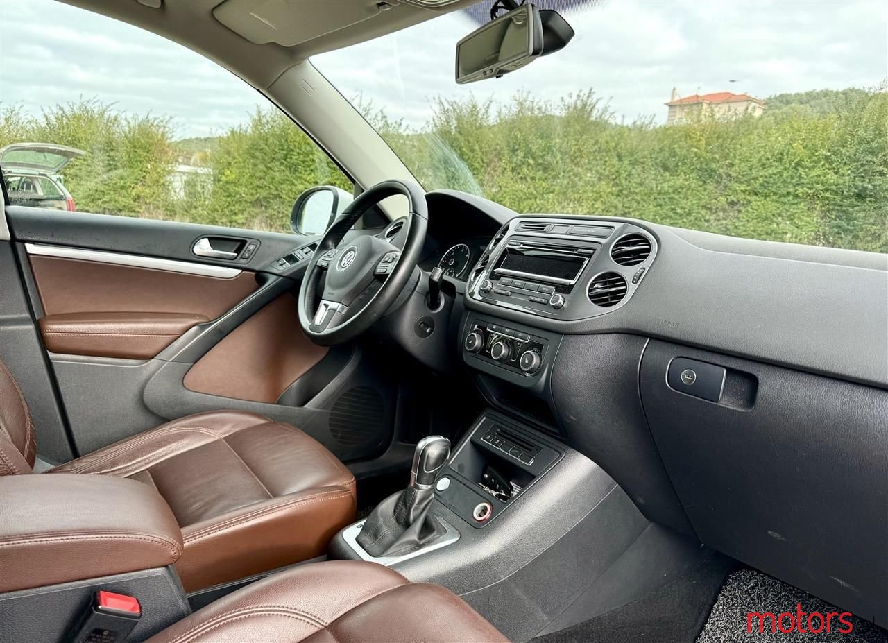 2015' Volkswagen Tiguan photo #2