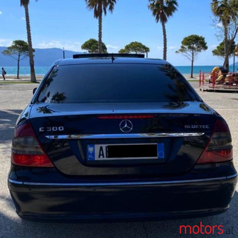 2009' Mercedes-Benz 300 photo #2