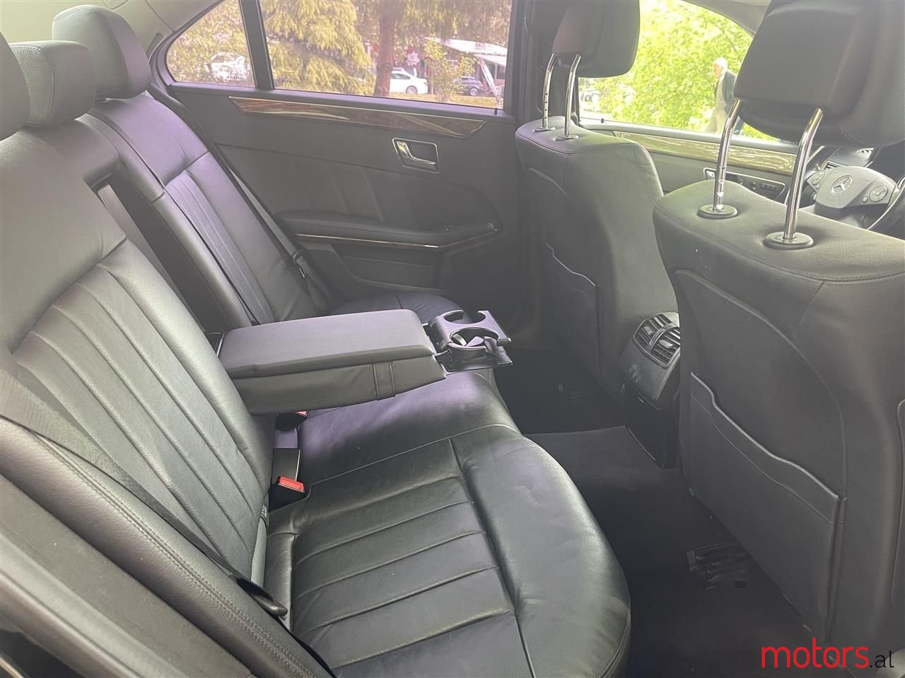 2011' Mercedes-Benz 300 photo #2