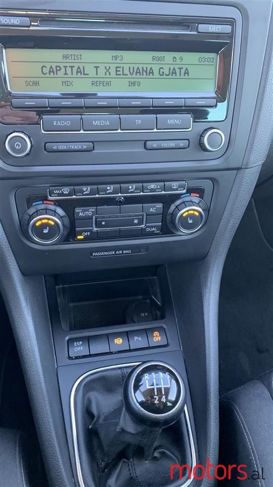 2009' Volkswagen Golf photo #5