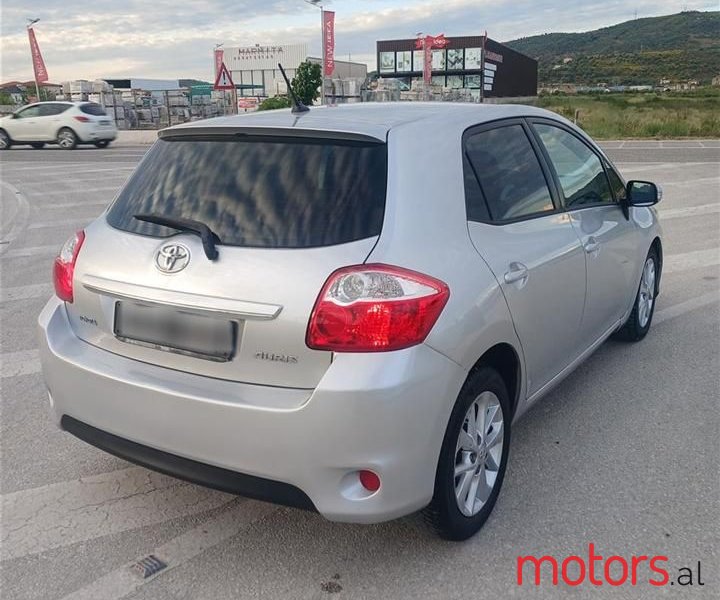 2012' Toyota Auris photo #5
