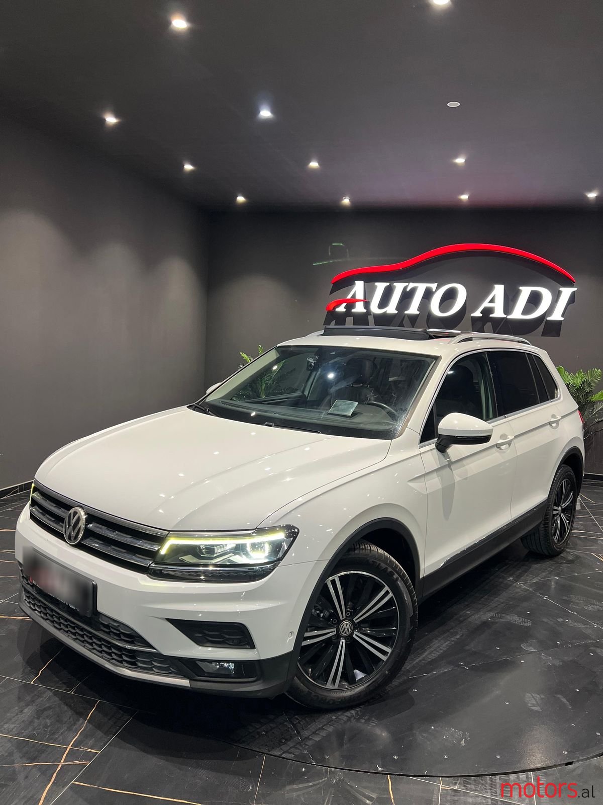 2018' Volkswagen Tiguan photo #1