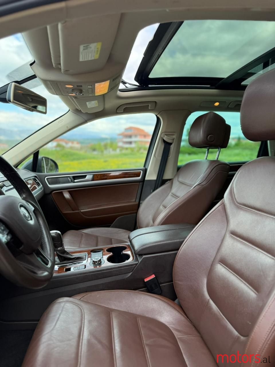 2013' Volkswagen Touareg photo #5