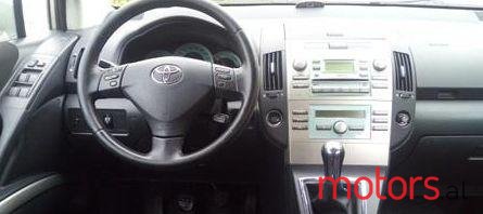 2004' Toyota Corolla Verso photo #1