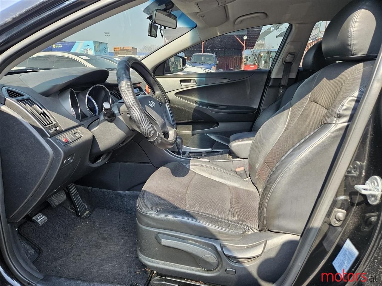 2010' Hyundai Sonata photo #3