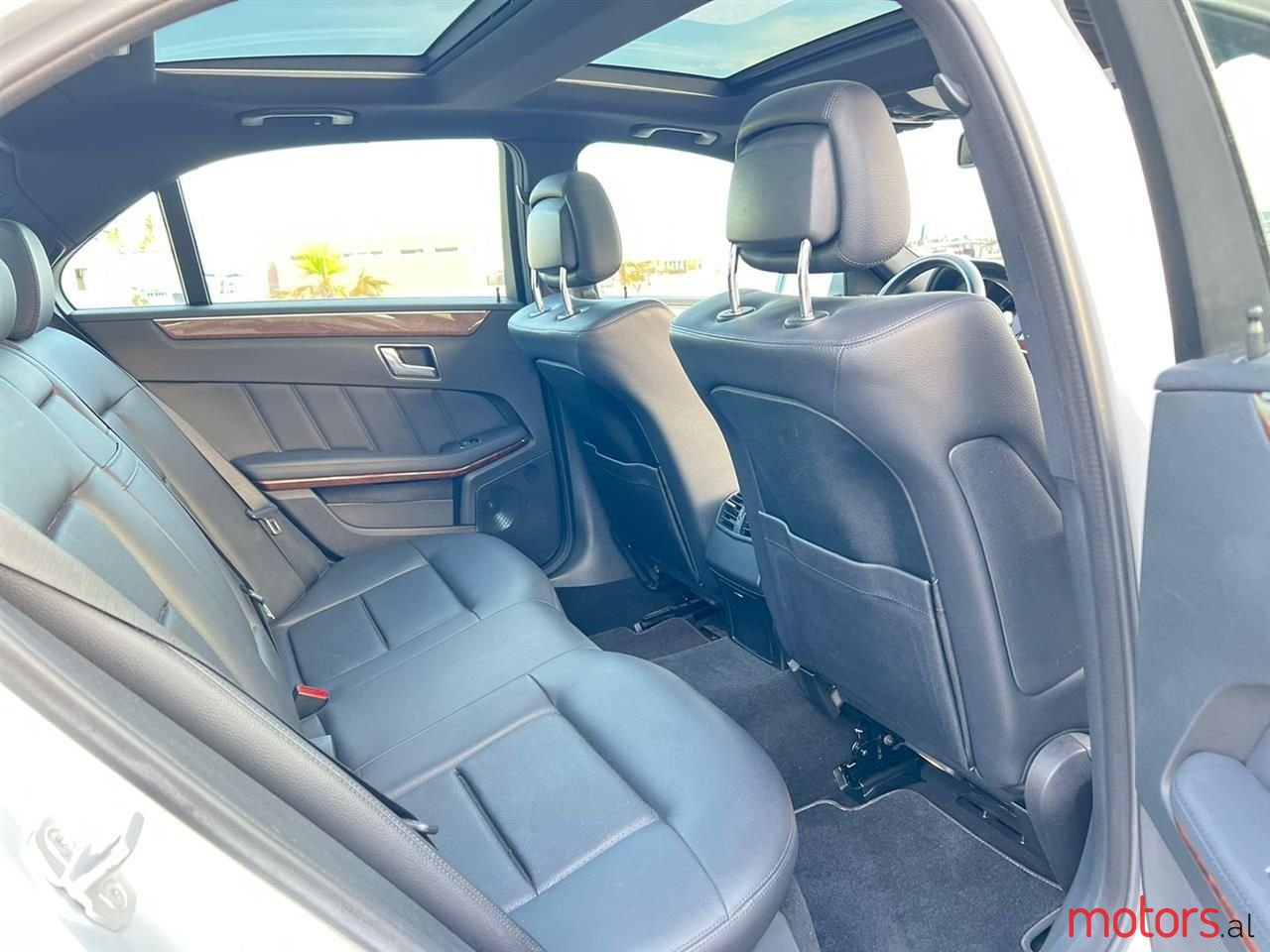 2011' Mercedes-Benz E 350 photo #5