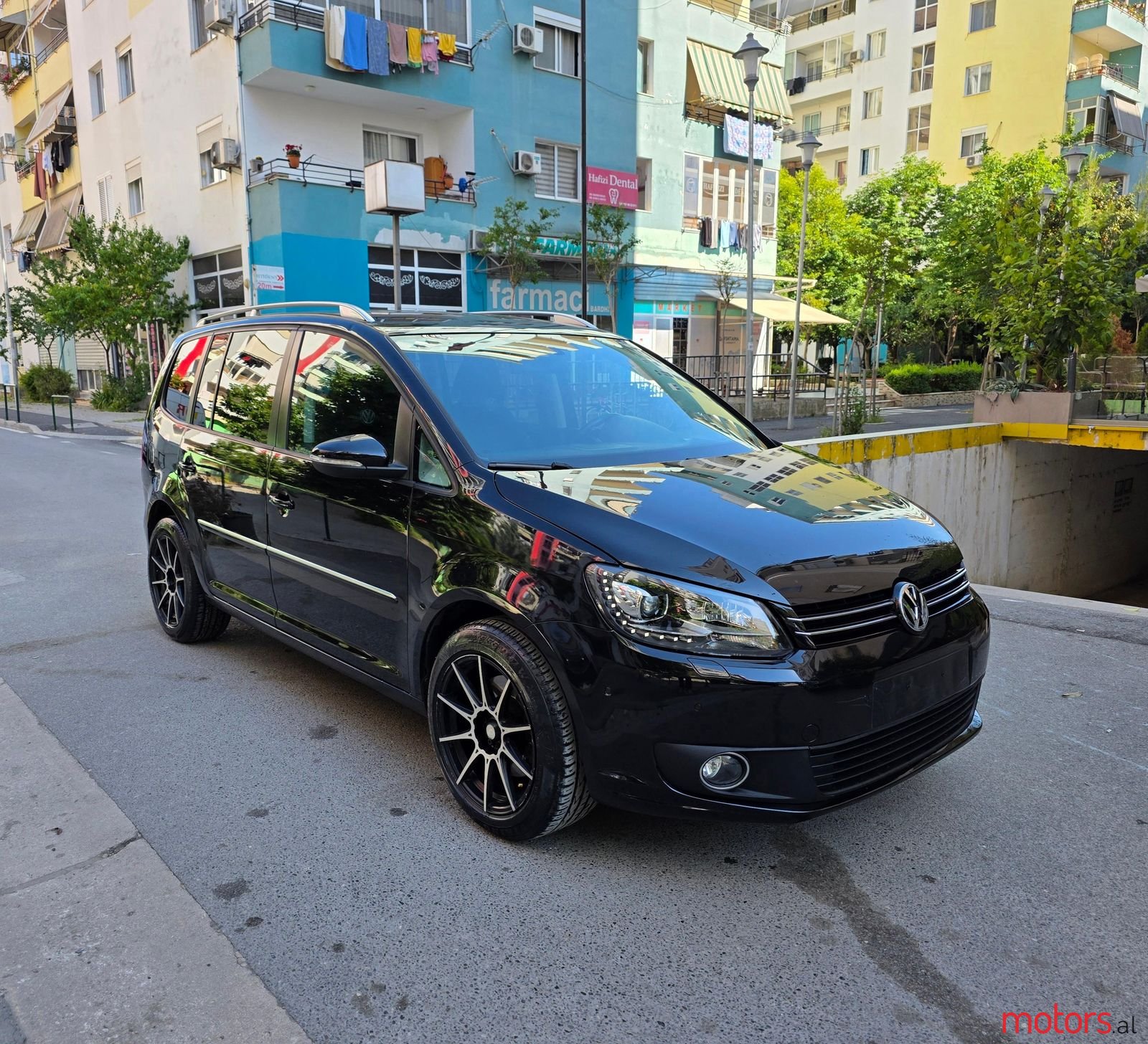 2011' Volkswagen Touran photo #1