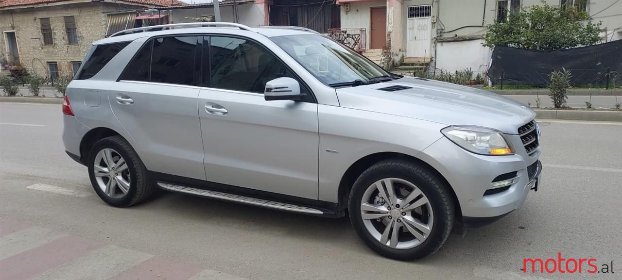 2011' Mercedes-Benz ML 250 photo #2