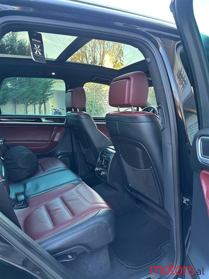 2014' Volkswagen Touareg photo #3