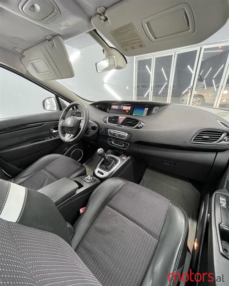 2011' Renault Scenic photo #4