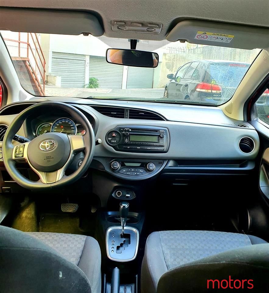 2017' Toyota Yaris photo #2