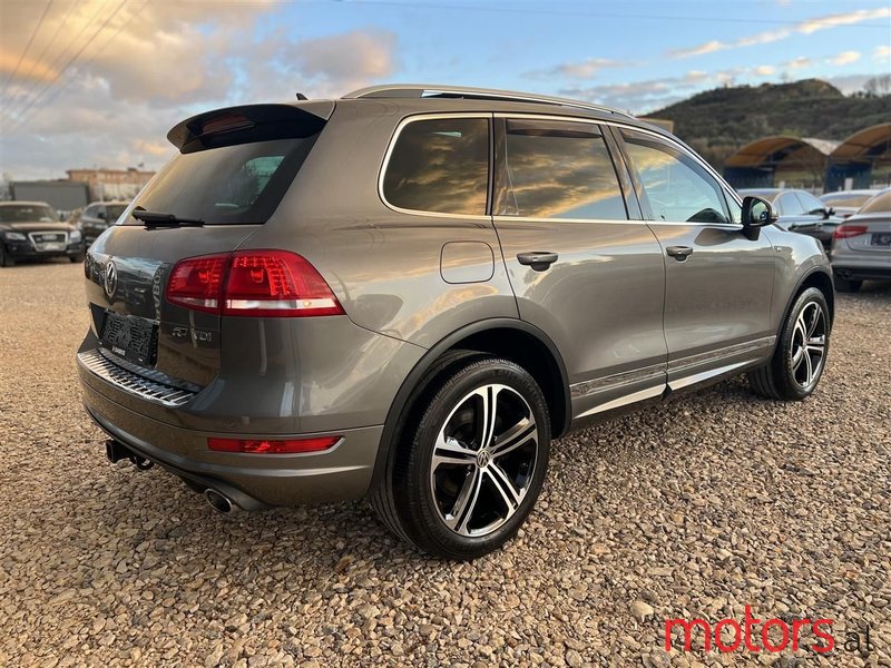 2014' Volkswagen Touareg photo #2