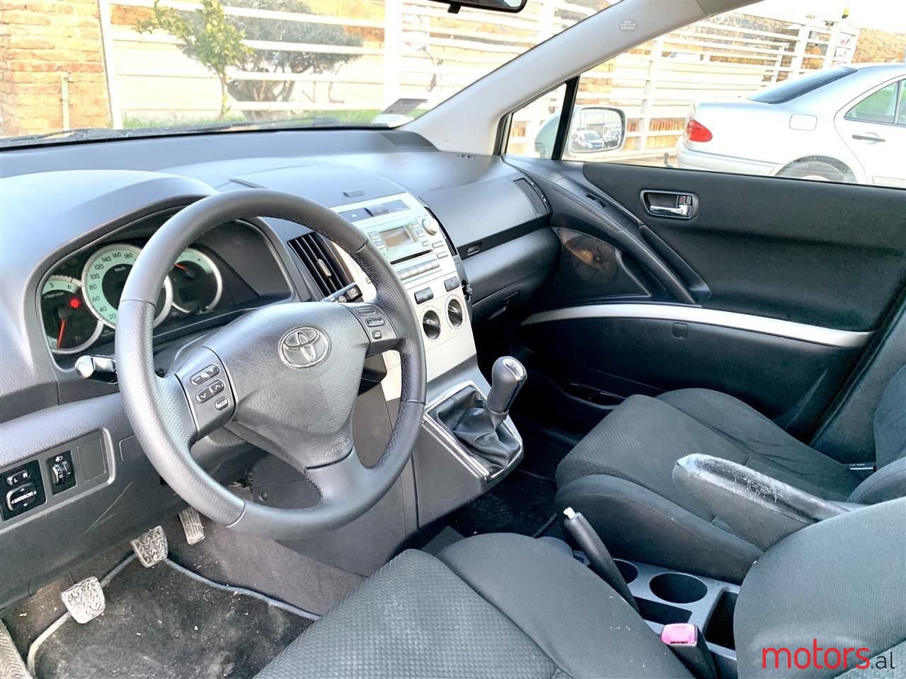 2007' Toyota Avensis Verso photo #2