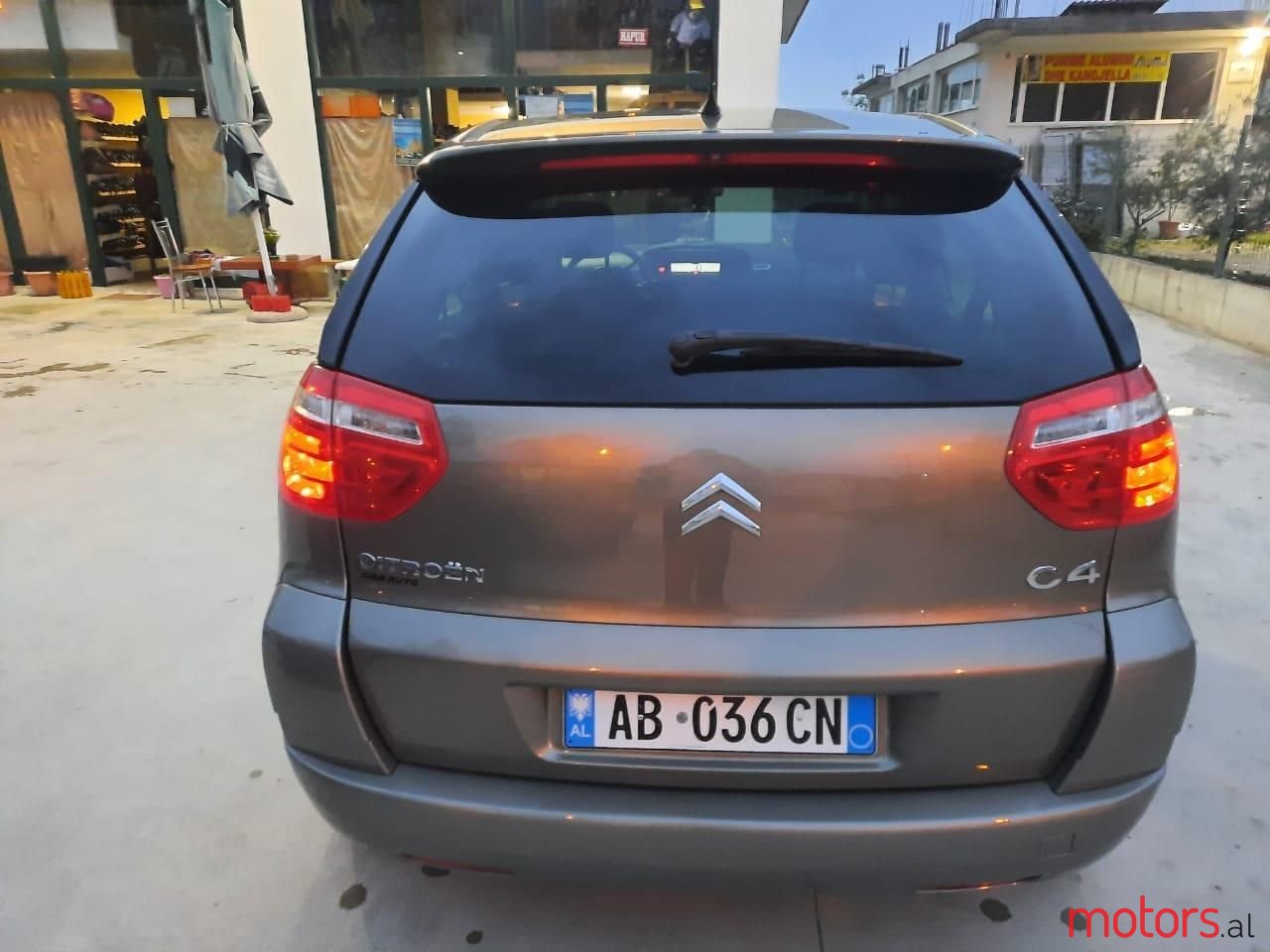 2008' Citroen C4 photo #1