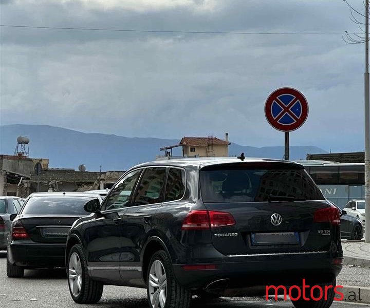 2012' Volkswagen Touareg photo #3