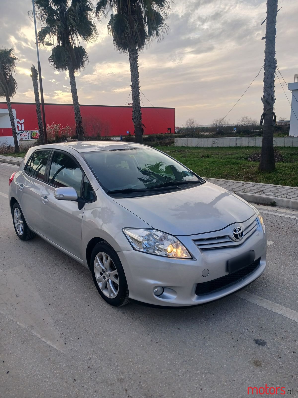 2012' Toyota Auris photo #2