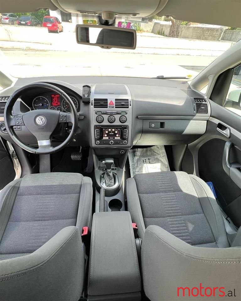 2009' Volkswagen Touran photo #6