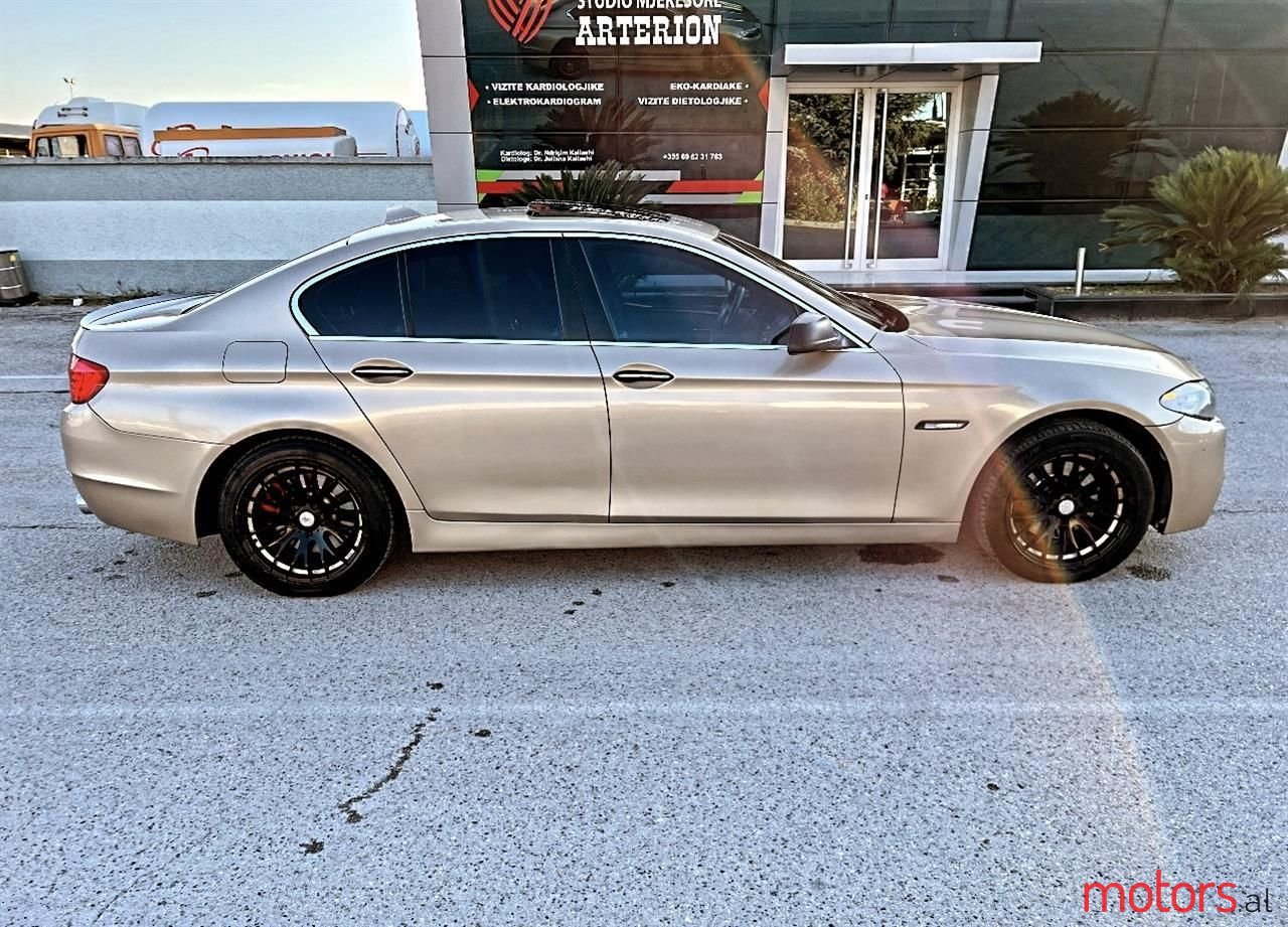 2011' BMW 528 photo #4