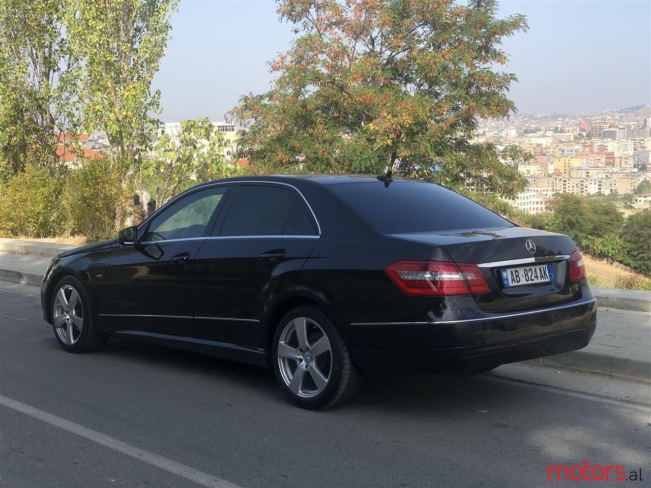 2011' Mercedes-Benz E 200 photo #2