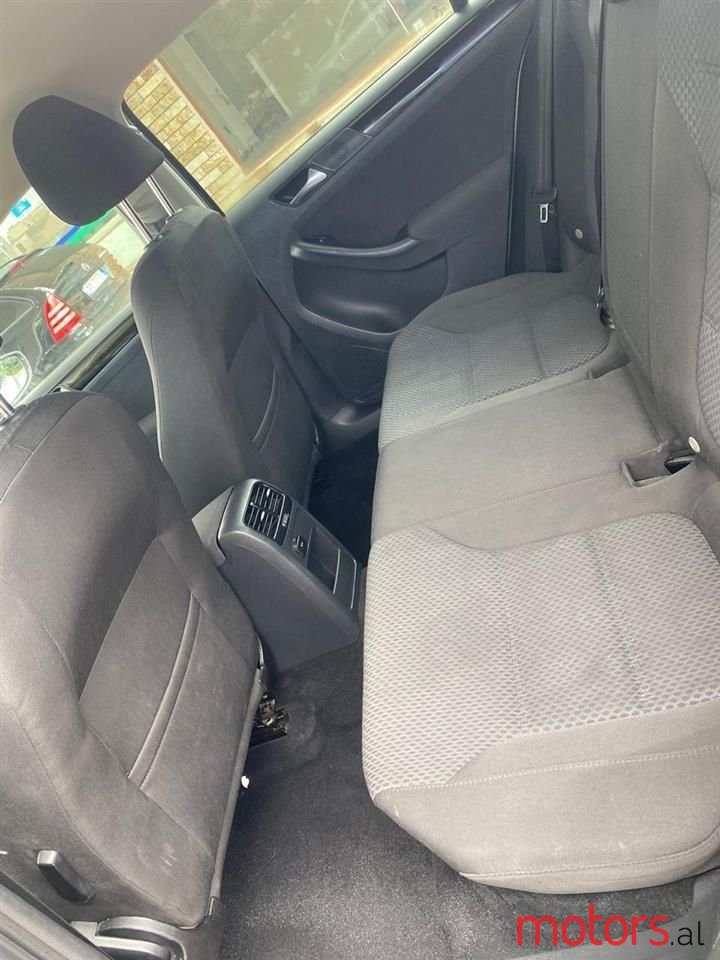 2011' Volkswagen Golf photo #6