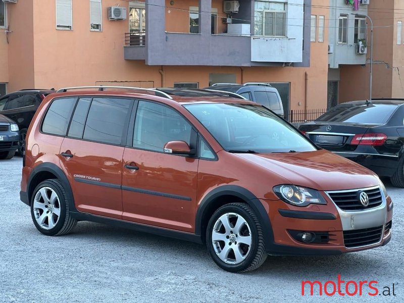 2009' Volkswagen Touran photo #1