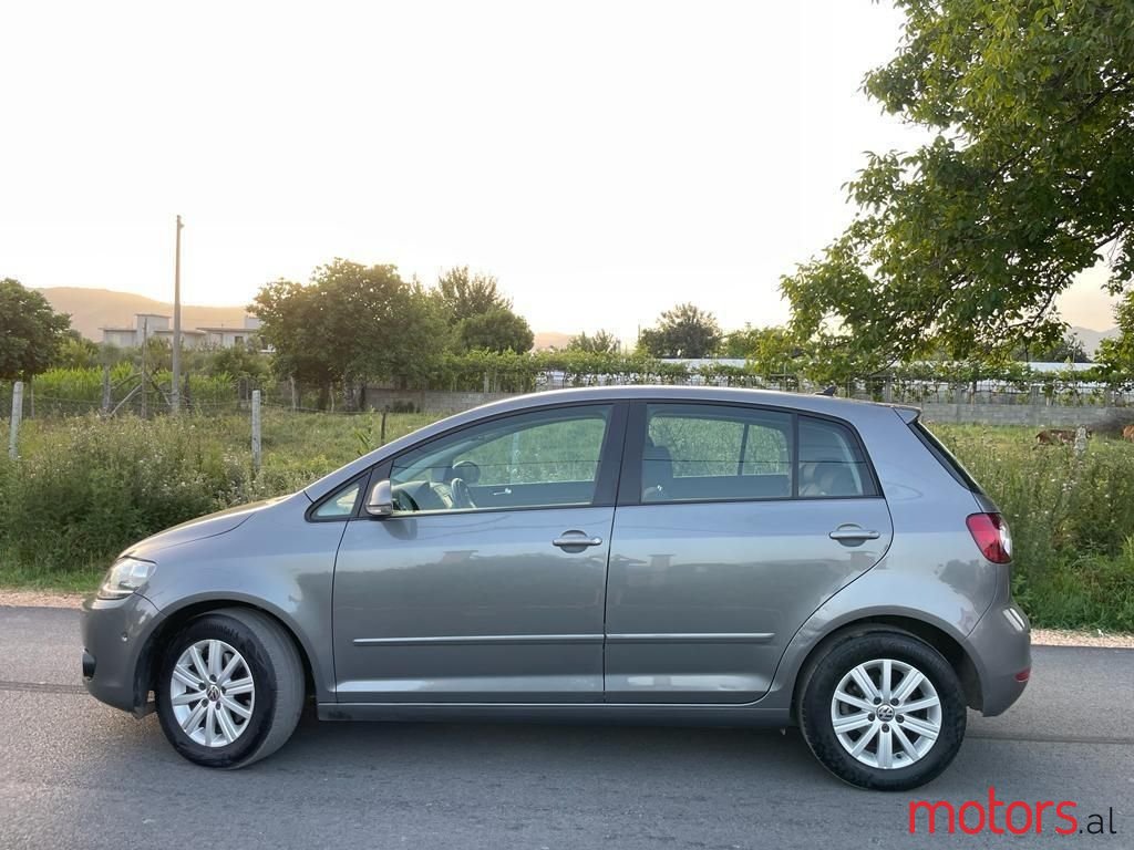2010' Volkswagen Golf Plus photo #2