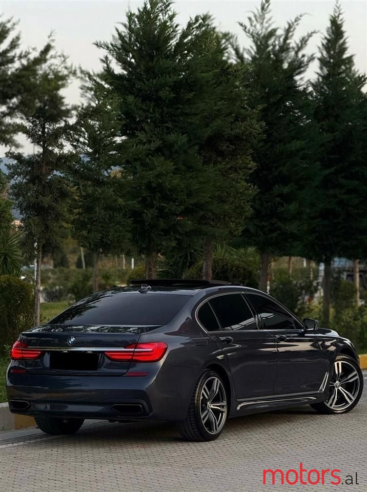 2017' BMW 750 photo #2